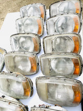 Laden Sie das Bild in den Galerie-Viewer, Frontscheinwerfer Mercedes-Benz W114 W115 10-101055 Rechts oder Links