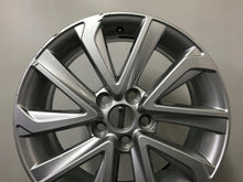Laden Sie das Bild in den Galerie-Viewer, 1x Alufelge 17 Zoll 6.5&quot; 5x114.3 30ET Glanz Silber 8880-3 Toyota X Rim Wheel