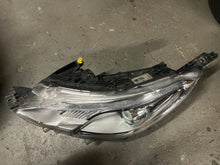 Laden Sie das Bild in den Galerie-Viewer, Frontscheinwerfer Peugeot 2008 90106472 Links Scheinwerfer Headlight SCH1819981441yn