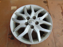 Laden Sie das Bild in den Galerie-Viewer, 1x Alufelge 16 Zoll 6.5&quot; 5x114.3 45ET Silber PZ474-E067D-Z Toyota Auris