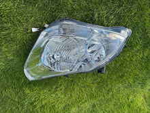 Laden Sie das Bild in den Galerie-Viewer, Frontscheinwerfer Toyota Corolla Verso 81070-0F101-00 Xenon Links Headlight SCH9121975516mv