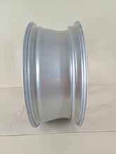 Load image into Gallery viewer, 1x Alufelge 17 Zoll 6.5&quot; 5x100 48ET Glanz Silber 6F9601025H Seat Arona Rim Wheel