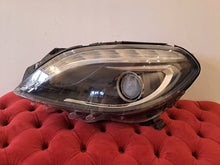 Laden Sie das Bild in den Galerie-Viewer, Frontscheinwerfer Mercedes-Benz W246 0301271271 A2468207161 LE10A6247 Links SCH2286967719il