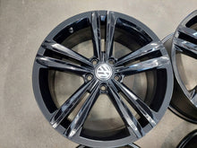 Laden Sie das Bild in den Galerie-Viewer, 4x Alufelge 18 Zoll 7.0" 5x112 45ET Matt Schwarz 2GA601025G VW T-Roc Rim Wheel FEL2804686637at