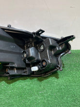 Laden Sie das Bild in den Galerie-Viewer, Frontscheinwerfer Toyota Yaris 0444636 Links Scheinwerfer Headlight SCH5000342060qg