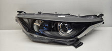 Laden Sie das Bild in den Galerie-Viewer, Frontscheinwerfer Toyota IV Yaris Links Scheinwerfer Headlight SCH3188512863vu