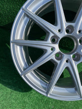 Laden Sie das Bild in den Galerie-Viewer, 1x Alufelge 16 Zoll 6.5" 5x112 44ET Glanz Silber A1774011100 Mercedes-Benz FEL1218683581hw