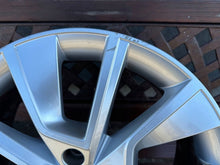 Laden Sie das Bild in den Galerie-Viewer, 1x Alufelge 17 Zoll 6.5" 5x100 40ET Glanz Silber 658601025C Skoda Scala Kamiq FEL5039602509iq