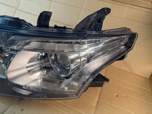 Laden Sie das Bild in den Galerie-Viewer, Frontscheinwerfer Mitsubishi Outlander I 130206 Rechts Scheinwerfer Headlight SCH8438569890wg