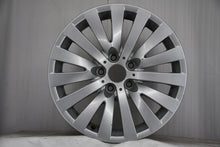 Laden Sie das Bild in den Galerie-Viewer, 1x Alufelge 18 Zoll 8.0" 5x120 30ET Glanz Silber 6775777 BMW 1 Rim Wheel FEL5682138207id