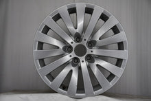 Load image into Gallery viewer, 1x Alufelge 18 Zoll 8.0" 5x120 30ET Glanz Silber 6775777 BMW 1 Rim Wheel FEL5682138207id