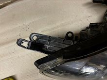 Laden Sie das Bild in den Galerie-Viewer, Frontscheinwerfer Toyota Rav 4 III Rechts Scheinwerfer Headlight SCH7888095233dz