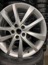 Laden Sie das Bild in den Galerie-Viewer, 1x Alufelge 18 Zoll 7.0" 5x112 43ET Glanz Silber 565601025D Skoda Kodiaq FEL9862867721wo