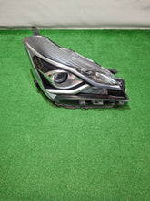 Laden Sie das Bild in den Galerie-Viewer, Frontscheinwerfer Toyota Yaris Rechts Scheinwerfer Headlight SCH9521144152lq