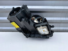 Laden Sie das Bild in den Galerie-Viewer, Frontscheinwerfer VW Touran 1t1 1T1941751A 0301233281 Xenon Links Headlight