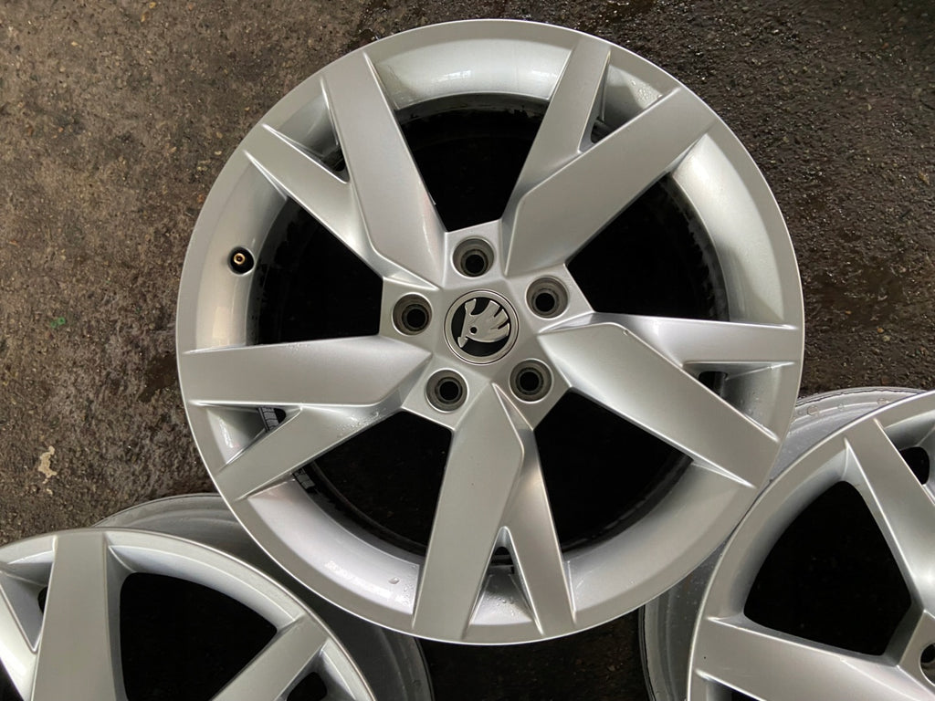 4x Alufelge 17 Zoll 6.5" 5x112 46ET Glanz Silber 5E3601025 Skoda Octavia 5e3 I FEL8069395154cv