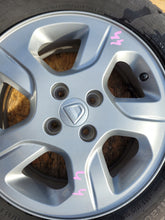 Laden Sie das Bild in den Galerie-Viewer, 1x Alufelge 15 Zoll 6.0" 4x100 40ET Glanz Graphit 403006822R 403007069R Dacia FEL9678864750wc