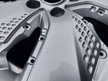 Load image into Gallery viewer, 1x Alufelge 17 Zoll 7.0&quot; 5x114.3 Glanz Silber 52910-K4000 Hyundai Kona Rim Wheel