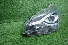 Laden Sie das Bild in den Galerie-Viewer, Frontscheinwerfer Toyota Yaris Links Scheinwerfer Headlight SCH9248515040ds