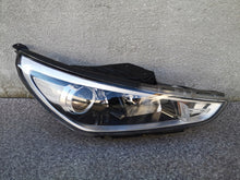 Laden Sie das Bild in den Galerie-Viewer, Frontscheinwerfer Hyundai I30 III 92102-G4020 Halogen Rechts Headlight