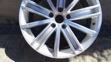 Laden Sie das Bild in den Galerie-Viewer, 1x Alufelge 18 Zoll 7.0" 5x112 43ET Glanz Silber 5N0601025AF VW Tiguan Rim Wheel FEL8227958363rn