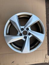 Laden Sie das Bild in den Galerie-Viewer, 1x Alufelge 18 Zoll 7.0" 5x112 43ET Glanz Silber 83A601025H Audi Rim Wheel FEL9994693956ak