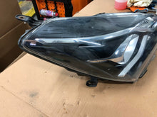 Laden Sie das Bild in den Galerie-Viewer, Frontscheinwerfer Toyota Yaris Rechts Scheinwerfer Headlight SCH1272653440kp