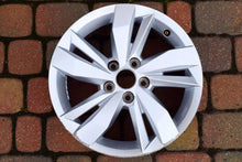 Laden Sie das Bild in den Galerie-Viewer, 1x Alufelge 15 Zoll 5.5&quot; 5x100 40ET Glanz Silber 2G0601025 VW Polo Rim Wheel