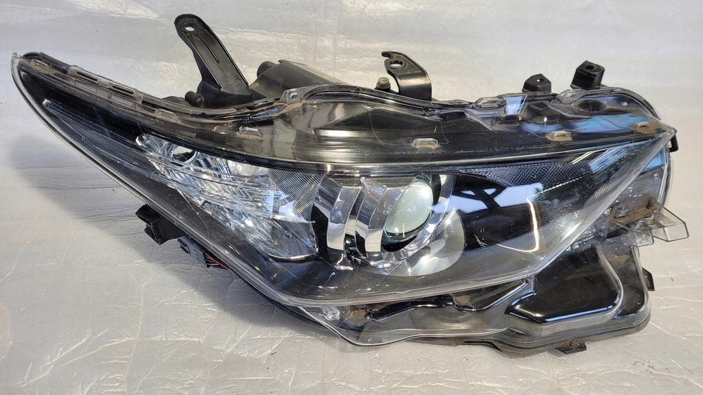 Frontscheinwerfer Toyota Auris 81110-02K30 Rechts Scheinwerfer Headlight
