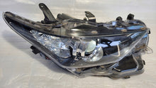Laden Sie das Bild in den Galerie-Viewer, Frontscheinwerfer Toyota Auris 81110-02K30 Rechts Scheinwerfer Headlight