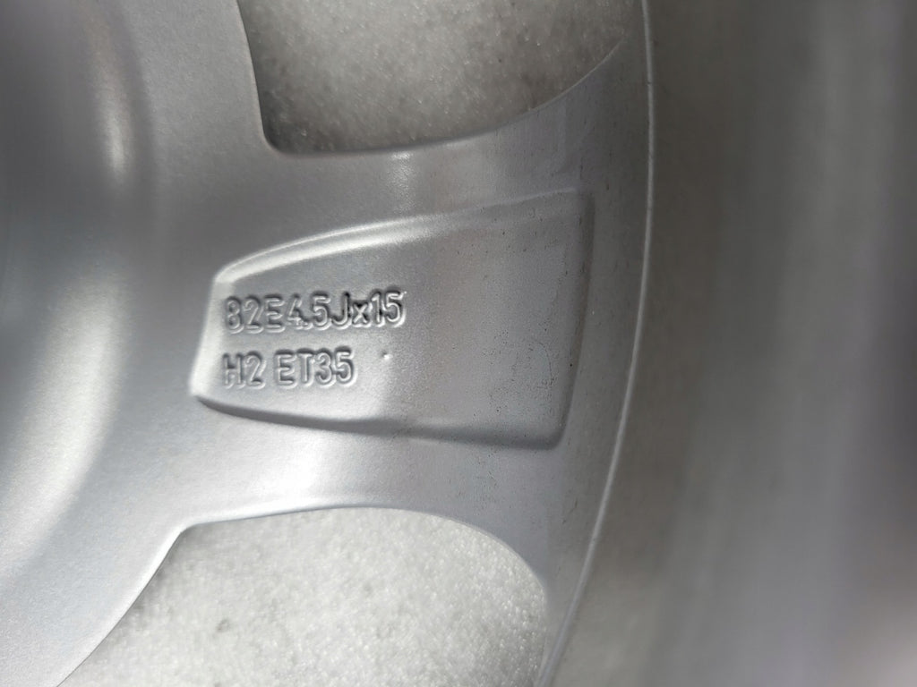 1x Alufelge 15 Zoll 4.5" 4x100 35ET Glanz Silber PZ4L2-90670 Toyota Aygo FEL6674879722ww