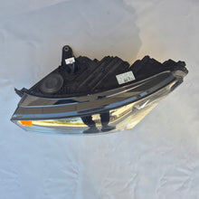Laden Sie das Bild in den Galerie-Viewer, Frontscheinwerfer Skoda Enyaq 5LB941015F LED Links Scheinwerfer Headlight