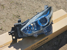 Laden Sie das Bild in den Galerie-Viewer, Frontscheinwerfer Mazda 3 B63C-51030 B63C-51040 LED Rechts oder Links