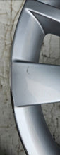 Laden Sie das Bild in den Galerie-Viewer, 1x Alufelge 17 Zoll 7.0&quot; 5x112 49ET Glanz Silber 5E0601025BG Skoda Octavia Iii