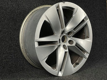 Laden Sie das Bild in den Galerie-Viewer, 1x Alufelge 19 Zoll 8.0&quot; 5x112 45ET Glanz Silber 5LA601025B Skoda Enyaq