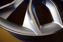 Laden Sie das Bild in den Galerie-Viewer, 1x Alufelge 19 Zoll 8.0&quot; 5x112 45ET Glanz Silber 57A601025G Skoda Karoq