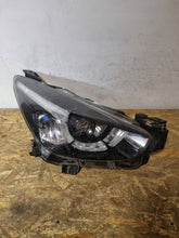 Laden Sie das Bild in den Galerie-Viewer, Frontscheinwerfer Mazda II R7ZZXA LED Rechts Scheinwerfer Headlight
