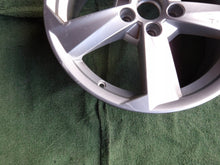 Laden Sie das Bild in den Galerie-Viewer, 1x Alufelge 17 Zoll 7.0" 5x112 45ET Glanz Silber 81A601025B Audi Q2 Rim Wheel FEL5448304345po
