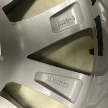 Laden Sie das Bild in den Galerie-Viewer, 1x Alufelge 17 Zoll 6.5&quot; 5x114.3 30ET Glanz Silber 8880-3 Toyota X Rim Wheel