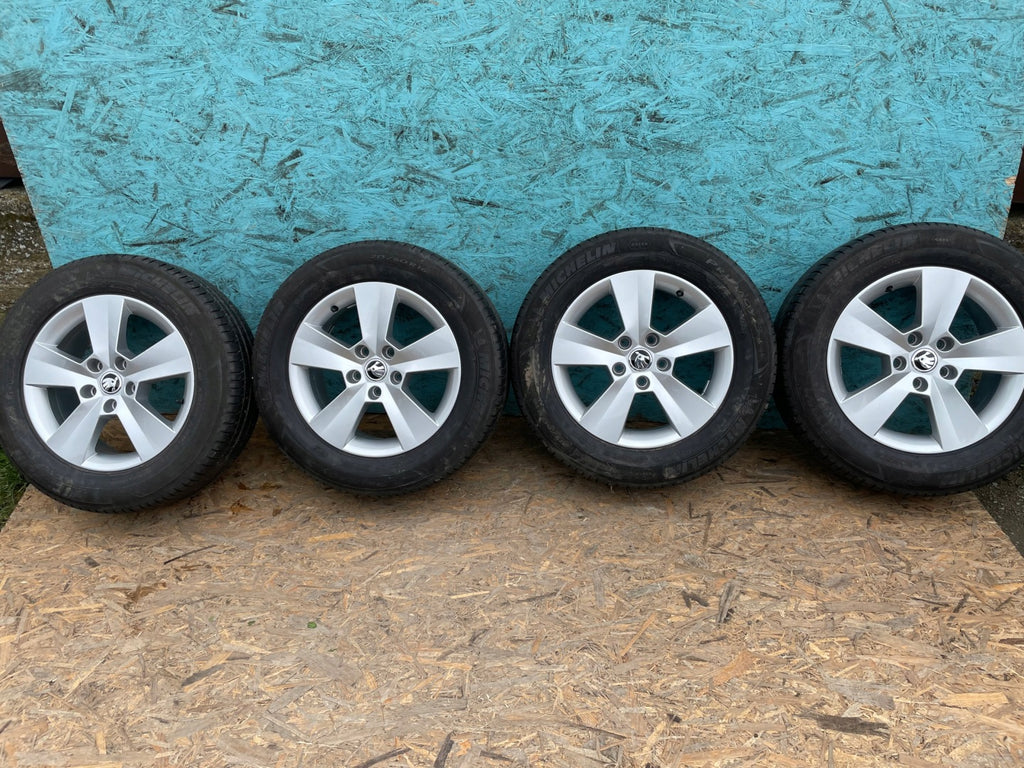 1x Alufelge 16 Zoll 6.5" 5x112 41ET Glanz Silber 3V0601025 Skoda Superb Iii FEL8377308079kp