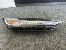 Load image into Gallery viewer, Frontscheinwerfer Hyundai Kona 92208J92 Rechts Scheinwerfer Headlight SCH9684317238os