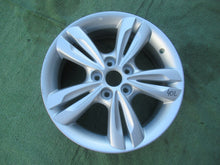 Laden Sie das Bild in den Galerie-Viewer, 1x Alufelge 17 Zoll 6.5&quot; 5x114.3 48ET Glanz Silber 529102Y200 Hyundai Ix35