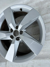 Laden Sie das Bild in den Galerie-Viewer, 1x Alufelge 17 Zoll 6.5&quot; 5x112 39ET 2GM601025A VW T-Cross Rim Wheel