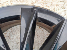 Laden Sie das Bild in den Galerie-Viewer, 1x Alufelge 17 Zoll 7.0&quot; 5x100 46ET Glanz Schwarz 5JJ601025 Skoda Fabia Rapid