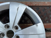 Load image into Gallery viewer, 1x Alufelge 17 Zoll 6.5" 5x112 41ET Glanz Silber 3V0601025A Skoda Superb Iii FEL5685203940lf