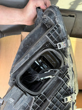 Laden Sie das Bild in den Galerie-Viewer, Frontscheinwerfer Mercedes-Benz Gle A1679065704 LED Rechts oder Links