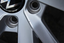 Laden Sie das Bild in den Galerie-Viewer, 4x Alufelge 17 Zoll 6.5" 5x112 46ET Glanz Silber 5H0071497 VW Golf VIII Passat FEL7461922338bp