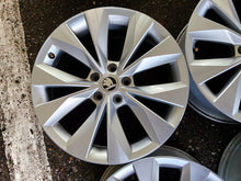 Laden Sie das Bild in den Galerie-Viewer, 4x Alufelge 18 Zoll 8.0" 5x112 44ET Glanz Silber 3V0601025R Skoda Superb I FEL9438108995vs