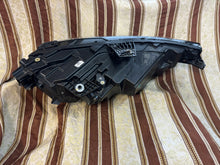 Laden Sie das Bild in den Galerie-Viewer, Frontscheinwerfer Audi A3 Links Scheinwerfer Headlight SCH3318856823qr