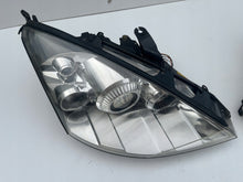 Load image into Gallery viewer, Frontscheinwerfer Ford Focus 2M5113W029 2M5113W030 Xenon Ein Satz Headlight SCH6318832106wh